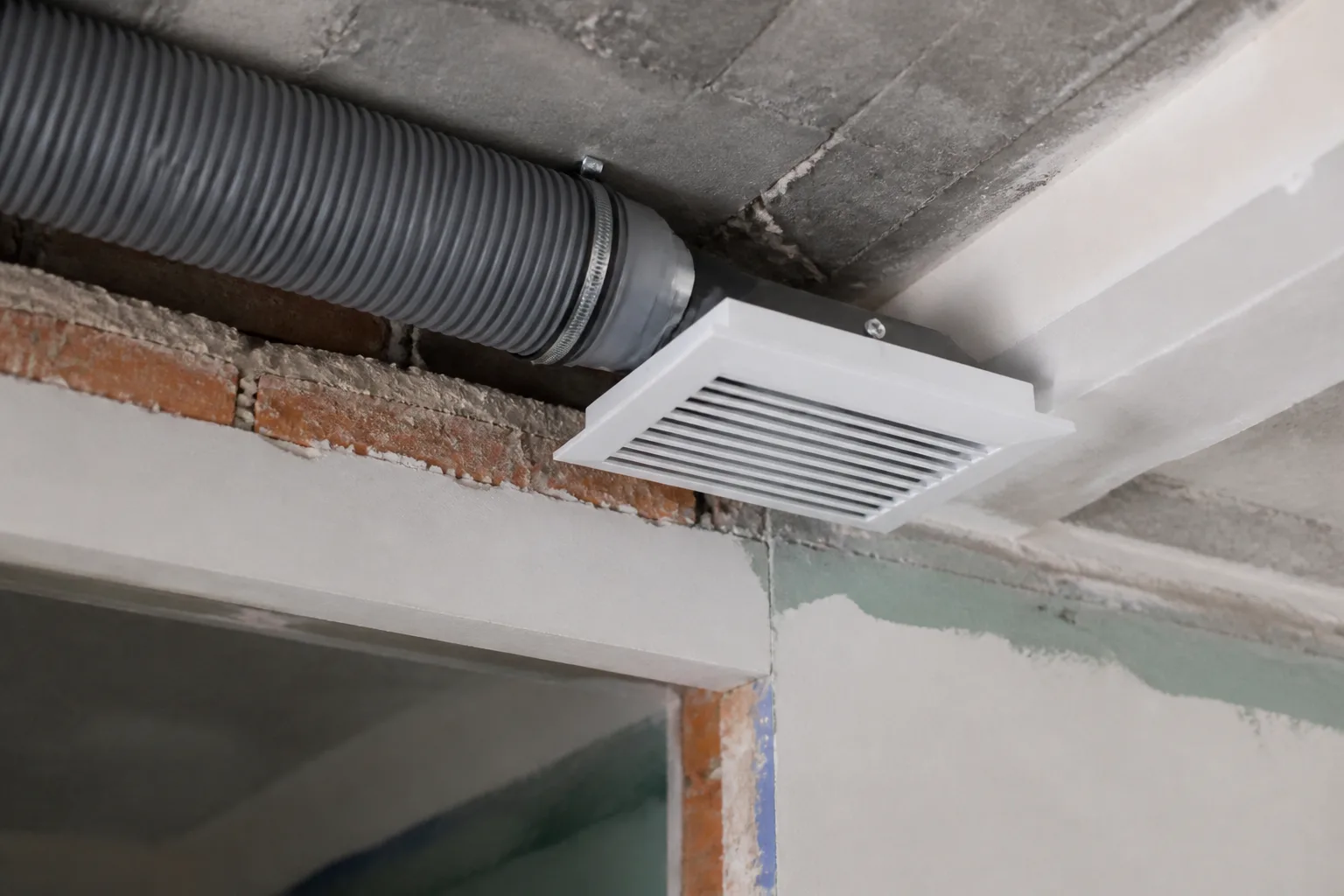 Gaine de ventilation et grille dans un plafond en cours de rénovation